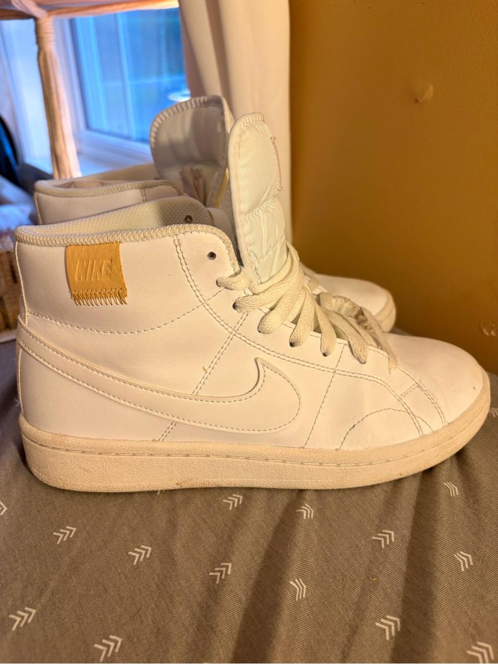 WOMEN'S NIKE COURT ROYALE 2 MID SNEAKERS size 6.5